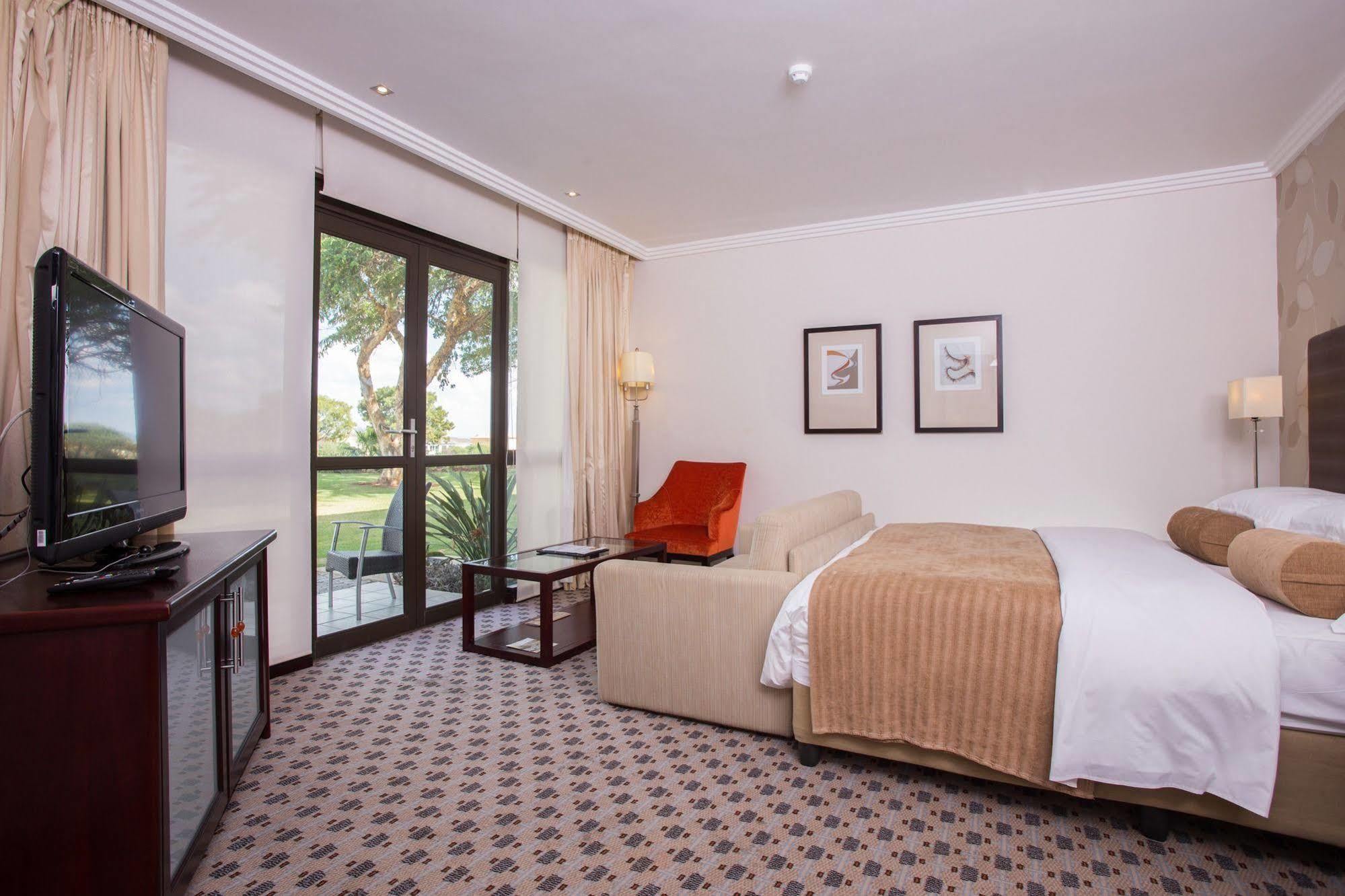 Phakalane Golf Estate Hotel Resort Gaborone Extérieur photo